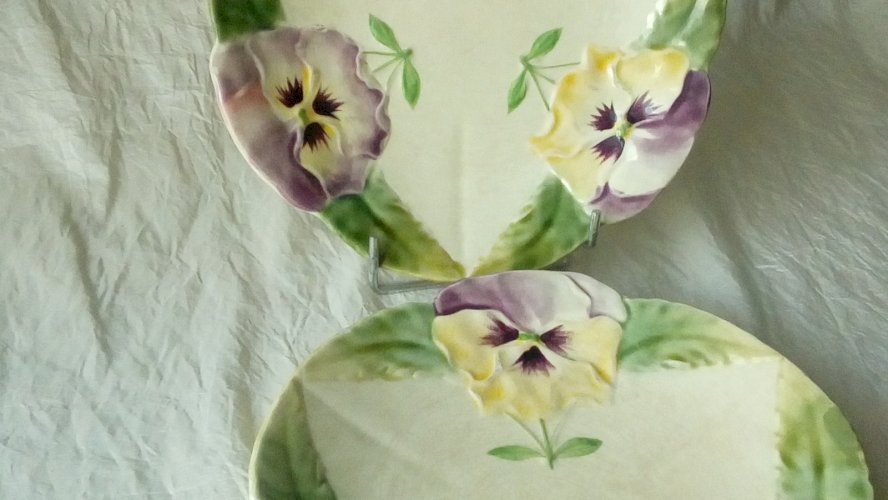 ASSIETTES EN BARBOTINE CHOISY LE ROI FLEUR DE PENSÉE FIN 19 ÈME **