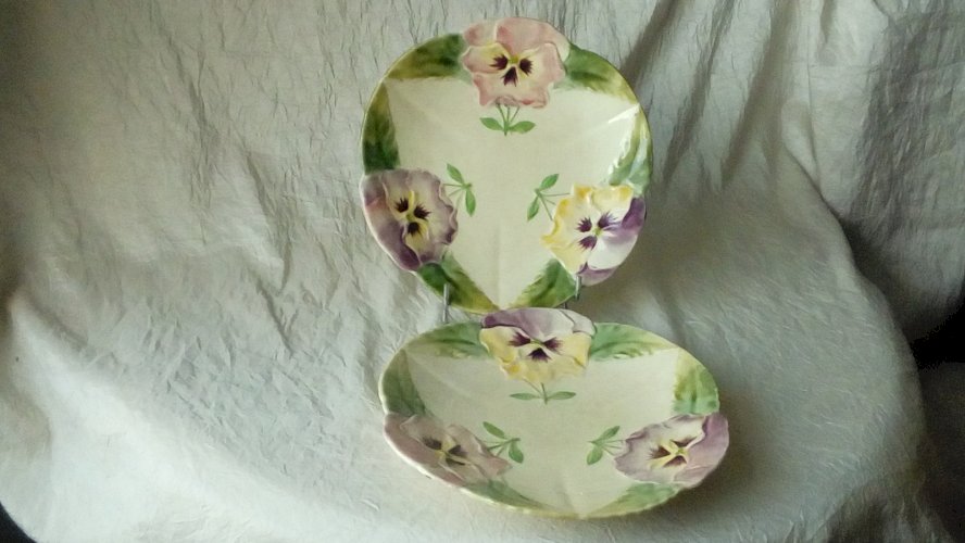 ASSIETTES EN BARBOTINE CHOISY LE ROI FLEUR DE PENSÉE FIN 19 ÈME **