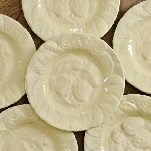 Assiettes en barbotine fraises jaunes signées Genevieve Lethu
