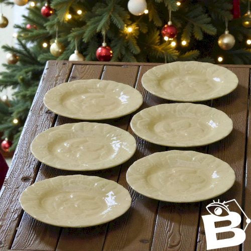 Assiettes en barbotine fraises jaunes signées Genevieve Lethu