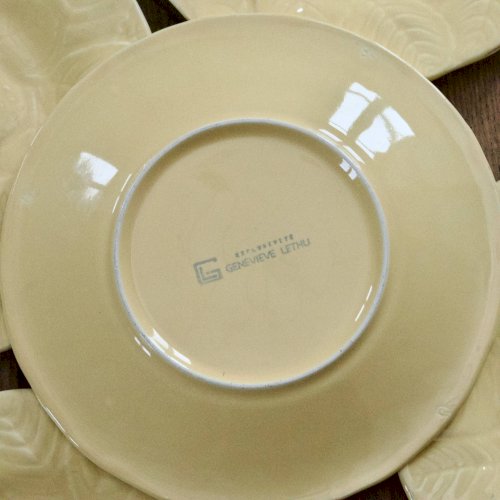 Assiettes en barbotine fraises jaunes signées Genevieve Lethu