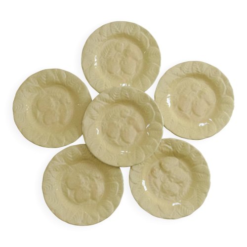 Assiettes en barbotine fraises jaunes signées Genevieve Lethu