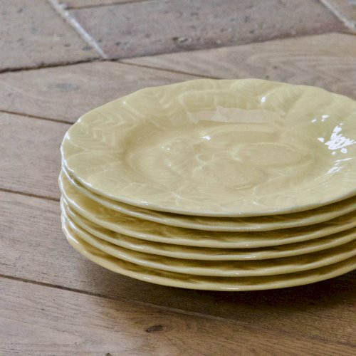 Assiettes en barbotine fraises jaunes signées Genevieve Lethu