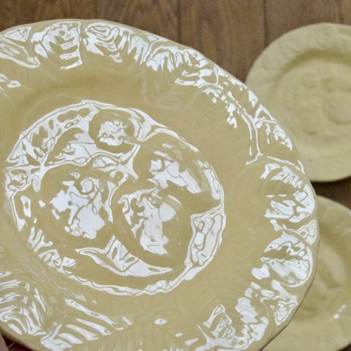 Assiettes en barbotine fraises jaunes signées Genevieve Lethu