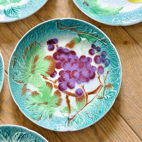 Assiettes KG Lunéville Badonviller en barbotine fruits, 1922