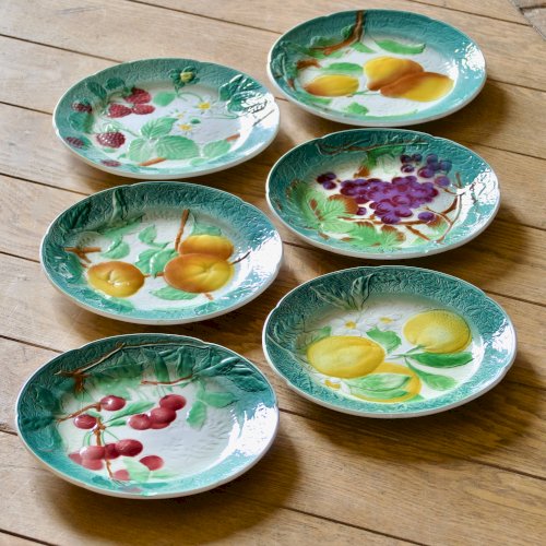 Assiettes KG Lunéville Badonviller en barbotine fruits, 1922