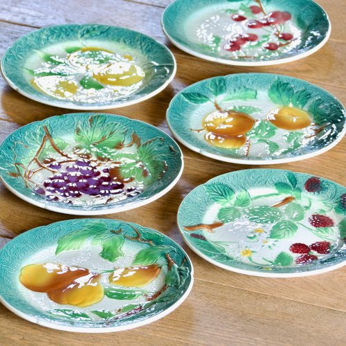 Assiettes KG Lunéville Badonviller en barbotine fruits, 1922