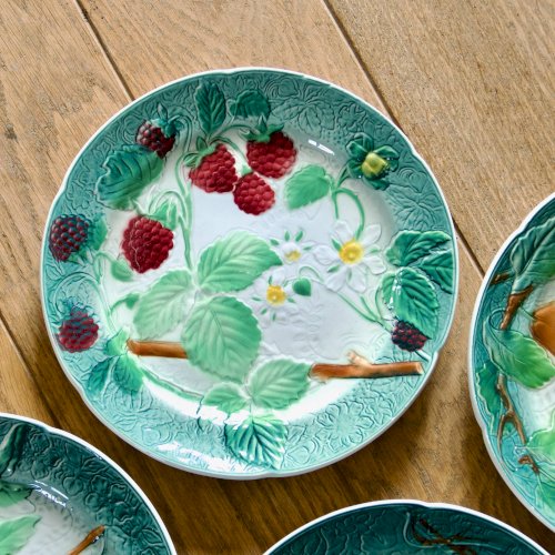 Assiettes KG Lunéville Badonviller en barbotine fruits, 1922