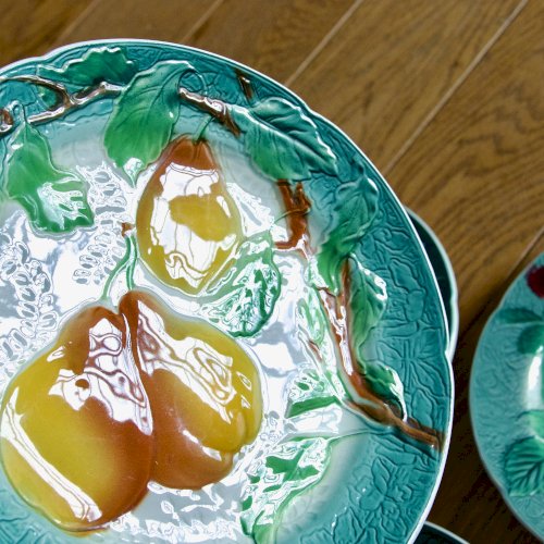 Assiettes KG Lunéville Badonviller en barbotine fruits, 1922