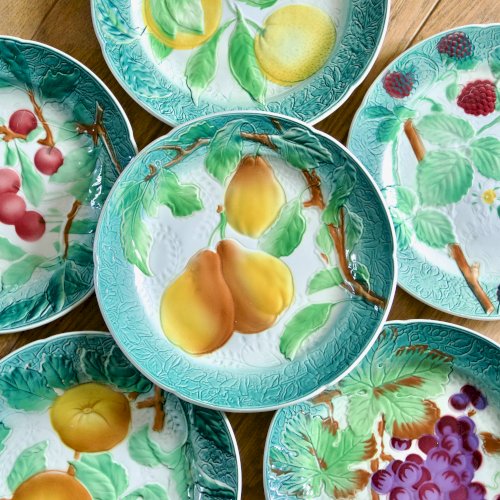 Assiettes KG Lunéville Badonviller en barbotine fruits, 1922