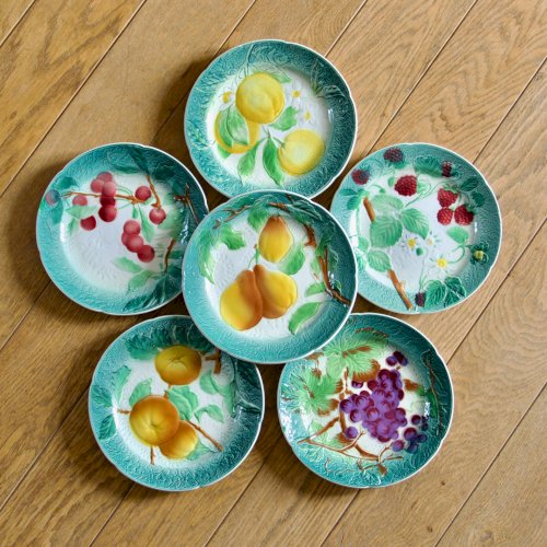 Assiettes KG Lunéville Badonviller en barbotine fruits, 1922