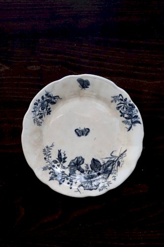 Assiettes plate antiques terre de fer Onnaing Nord - Motif fleuri et papill