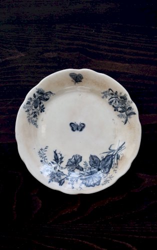 Assiettes plate antiques terre de fer Onnaing Nord - Motif fleuri et papill