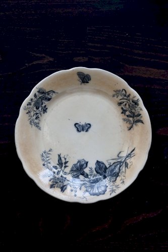 Assiettes plate antiques terre de fer Onnaing Nord - Motif fleuri et papill