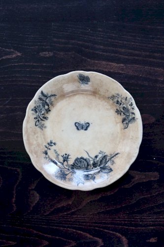 Assiettes plate antiques terre de fer Onnaing Nord - Motif fleuri et papill