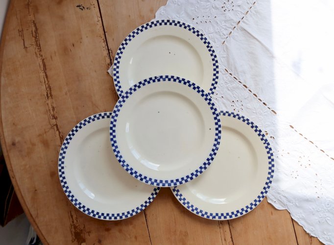Assiettes plates anciennes en terre de fer Salins – Modèle Damier