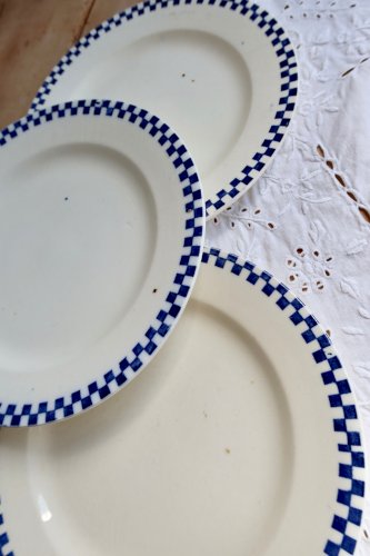 Assiettes plates anciennes en terre de fer Salins – Modèle Damier