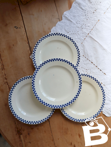 Assiettes plates anciennes en terre de fer Salins – Modèle Damier