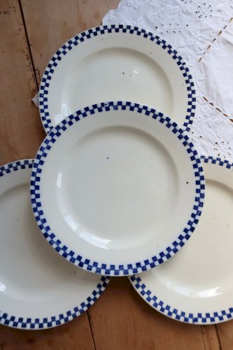 Assiettes plates anciennes en terre de fer Salins – Modèle Damier