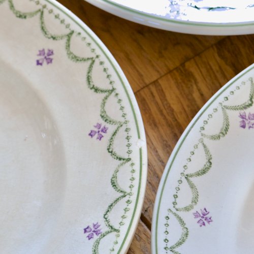 Assiettes plates anciennes Longwy Violetta peintes à la main