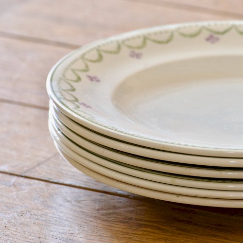 Assiettes plates anciennes Longwy Violetta peintes à la main