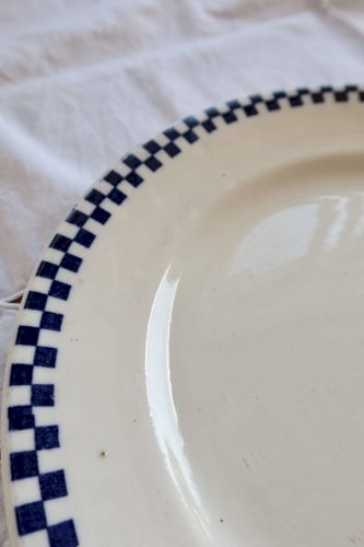 Assiettes plates anciennes terre de fer Salins – Modèle Damier