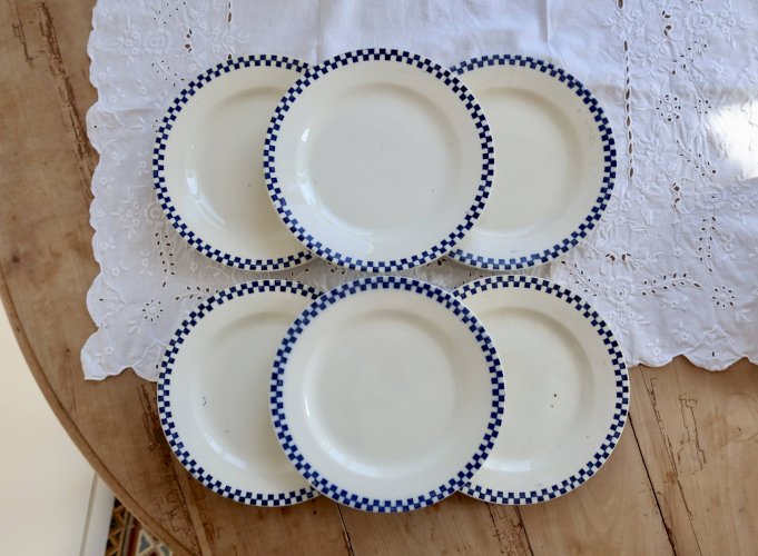 Assiettes plates anciennes terre de fer Salins – Modèle Damier