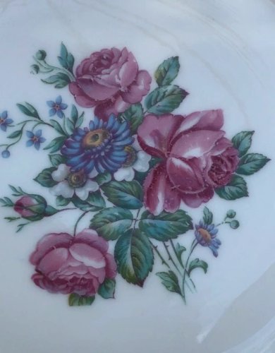 Assiettes plates en porcelaine motifs pivoines plus plat ovale assorti offert