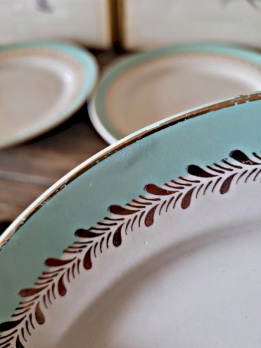 Assiettes plates Lunéville Pierrefonds, dorure et feuillage doré