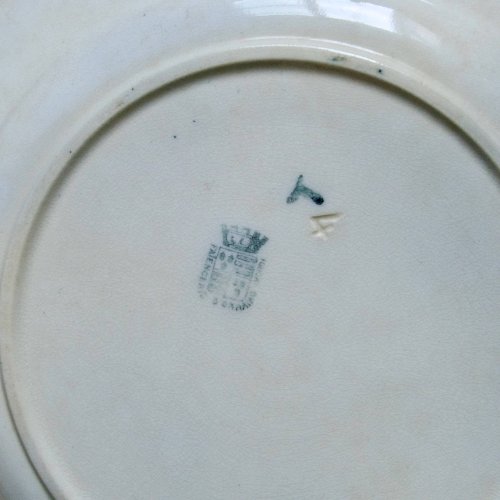 Assiettes plates oiseaux du XIXe siècle terre de fer signées Onnaing