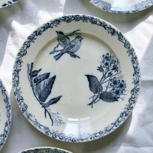 Assiettes plates oiseaux du XIXe siècle terre de fer signées Onnaing