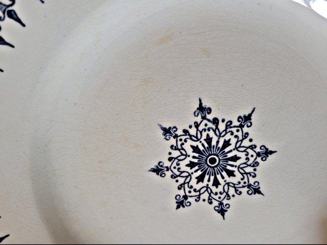 Assiettes plates Saint Amand en terre de fer bleue, service Primax