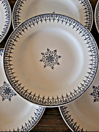 Assiettes plates Saint Amand en terre de fer bleue, service Primax