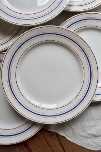 Assiettes plates vintage Céranord Saint-Amand rayures rouge, bleu et jaune