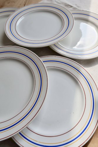 Assiettes plates vintage Céranord Saint-Amand rayures rouge, bleu et jaune