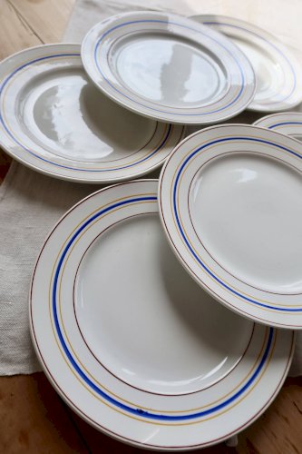 Assiettes plates vintage Céranord Saint-Amand rayures rouge, bleu et jaune