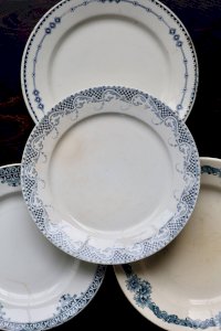 Assiettes plates vintage dépareillées en terre de fer bleue
