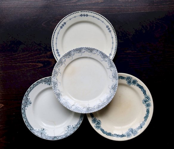 Assiettes plates vintage dépareillées en terre de fer bleue