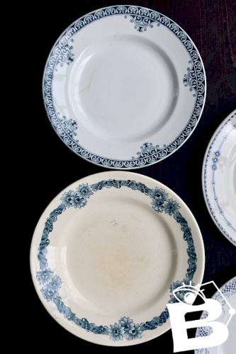 Assiettes plates vintage dépareillées en terre de fer bleue