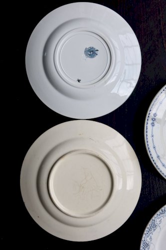 Assiettes plates vintage dépareillées en terre de fer bleue
