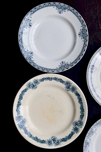 Assiettes plates vintage dépareillées en terre de fer bleue