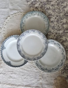 Assiettes plates vintage dépareillées en terre de fer vert et bleu