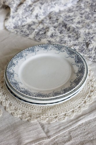 Assiettes plates vintage dépareillées en terre de fer vert et bleu