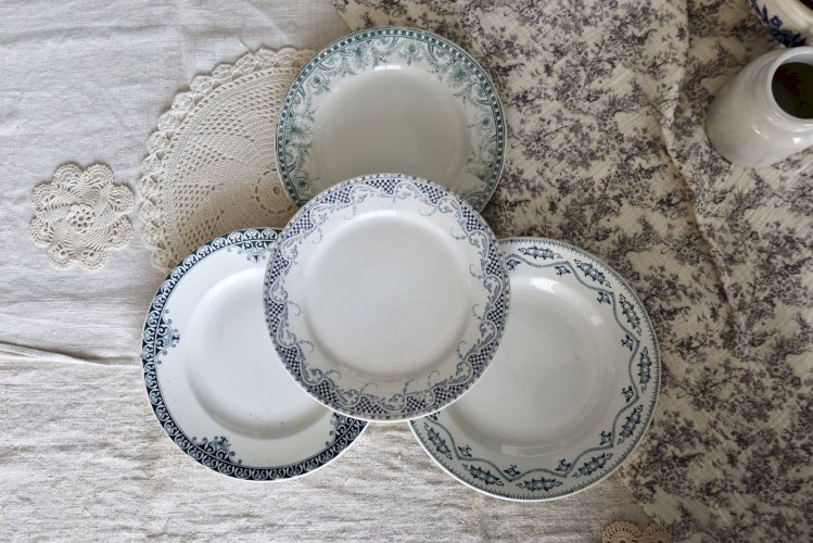 Assiettes plates vintage dépareillées en terre de fer vert et bleu