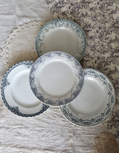 Assiettes plates vintage dépareillées en terre de fer vert et bleu