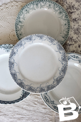 Assiettes plates vintage dépareillées en terre de fer vert et bleu