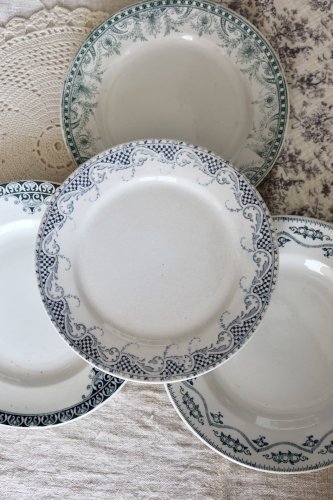 Assiettes plates vintage dépareillées en terre de fer vert et bleu