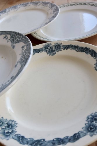 Assiettes plates vintage dépareillées terre de fer - Décor bleu / vert