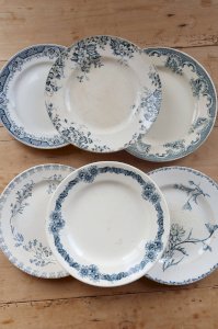 Assiettes plates vintage dépareillées terre de fer - Décor bleu