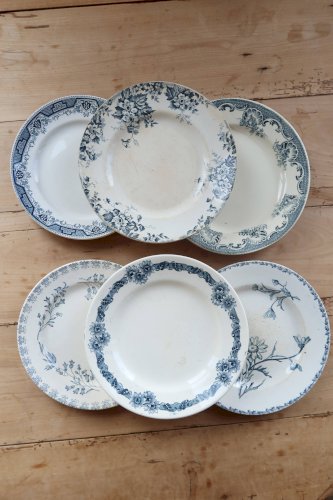 Assiettes plates vintage dépareillées terre de fer - Décor bleu